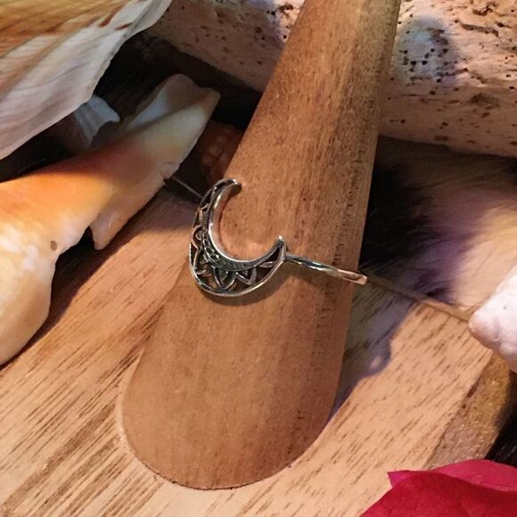 Boho Crescent Moon Filigree Sterling Silver Ring - Picture 4 of 5